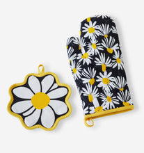 Load image into Gallery viewer, Daisies Oven Mitt & Pot Holder Set