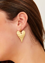 Load image into Gallery viewer, Airy Heart Earrings