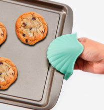Load image into Gallery viewer, Seashell Oven Mitt
