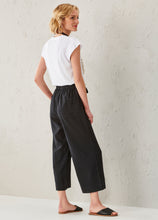 Load image into Gallery viewer, Leslie Linen Cropped Pant
